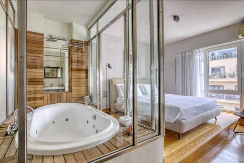 Kúpeľňa v ubytovaní Sunny Luxury Loft,Stunning Acropolis View, Jacuzzi