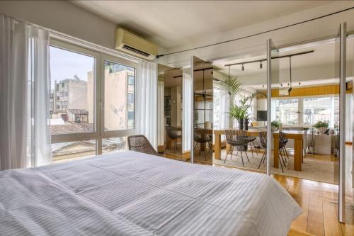 Posteľ alebo postele v izbe v ubytovaní Sunny Luxury Loft,Stunning Acropolis View, Jacuzzi