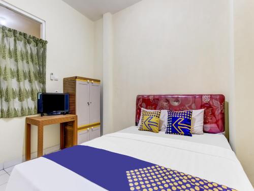 Ein Bett oder Betten in einem Zimmer der Unterkunft OYO Life 91374 Asia Stay Semarang Syariah