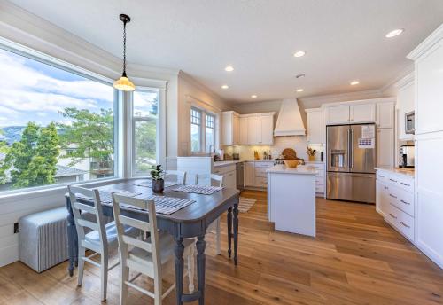eine Küche mit Tisch und Stühlen und einem großen Fenster in der Unterkunft Lincoln House home in Hood River