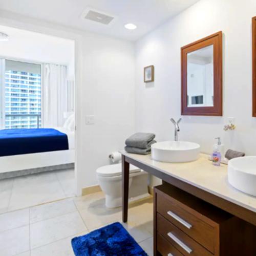 Ένα μπάνιο στο Vacation Apartment for Couples in Miami