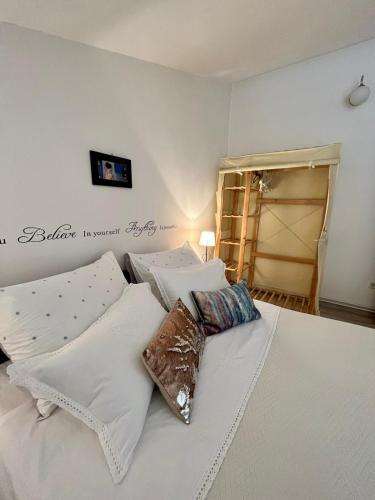 Gallery image of Gorana apartman with swimming pool in Jelsa