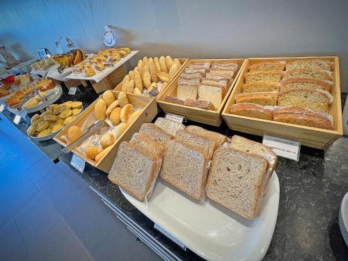 a bakery with lots of different types of bread at Bourbon Hotel Fortaleza in Fortaleza