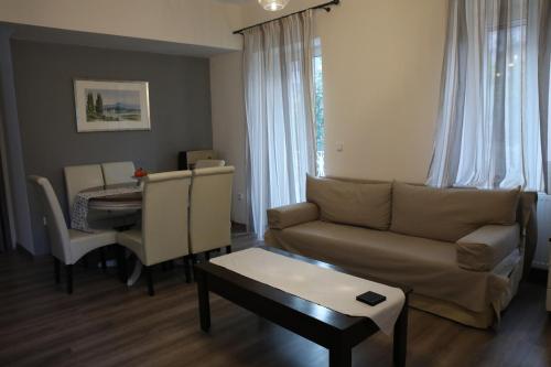 - un salon avec un canapé et une table dans l'établissement Casa Domenica, à Corfou