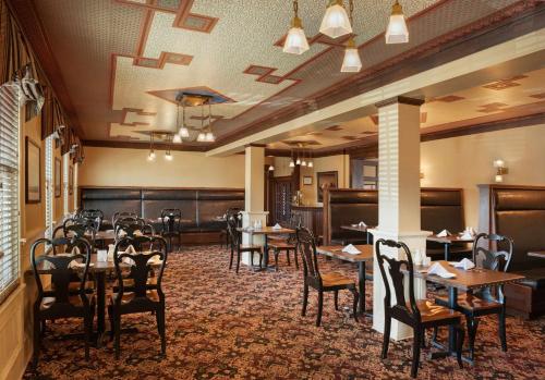 Three ForksにあるThe Sacajawea Hotelのレストラン内のテーブルと椅子のあるダイニングルーム