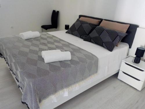 Tempat tidur dalam kamar di Apartment Žalo