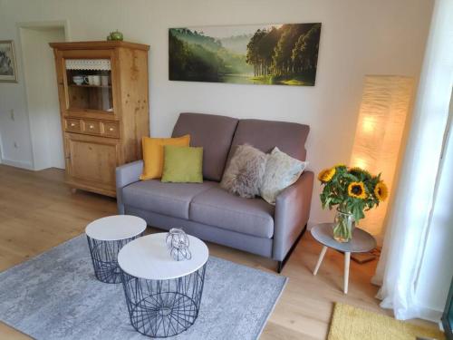 uma sala de estar com um sofá e duas mesas em Das Hideaway zum Seele baumeln lassen ! em Bad Münstereifel