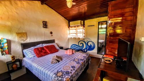 Postel nebo postele na pokoji v ubytování Chalé rústico e charmoso na praia para casal!