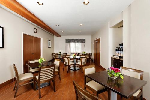 una sala da pranzo con tavoli e sedie di Holiday Inn Express Hotel & Suites Montrose - Black Canyon Area by IHG a Montrose