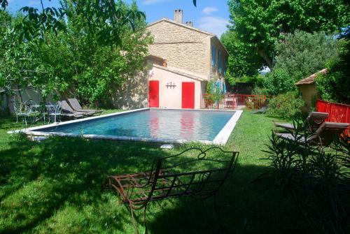 una piscina nel cortile di una casa di Les Volets Bleus Provence a Salon-de-Provence
