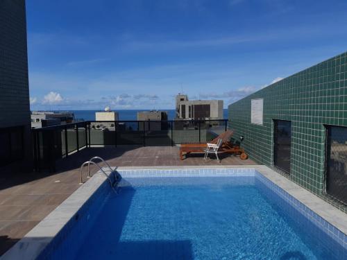 uma piscina no telhado de um edifício em Apartamento acolhedor próximo ao mar da Jatiúca. em Maceió