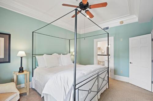 Ένα ή περισσότερα κρεβάτια σε δωμάτιο στο The James Madison Inn