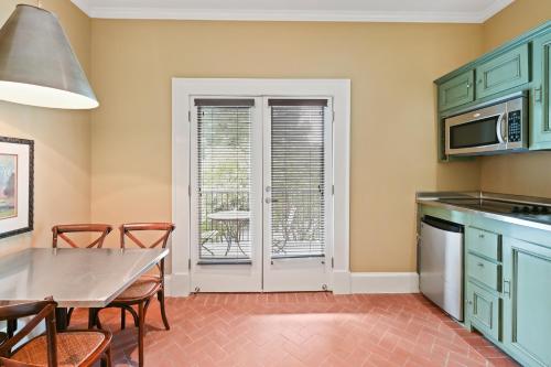 Η κουζίνα ή μικρή κουζίνα στο The James Madison Inn
