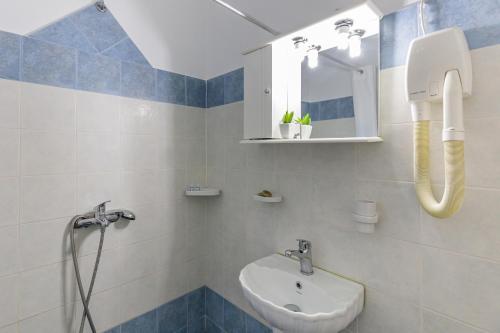 Koupelna v ubytování Aegeon Hotel
