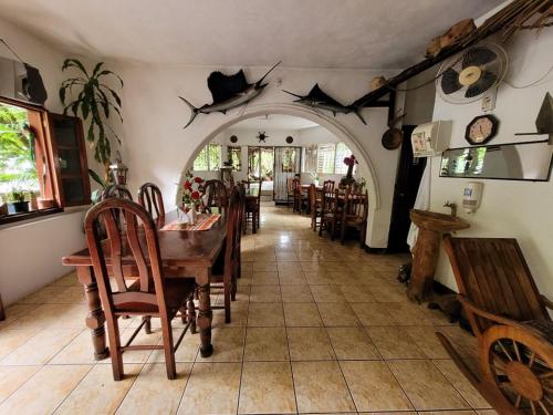 a dining room with a table and some chairs at Hotel y Restaurante La Cabaña el Viajero in Castillo de San Felipe