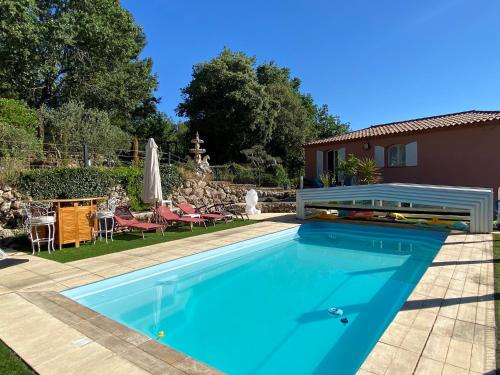 una piscina en el patio trasero de una casa en La Vie Est Belle En Provence, en Tourves