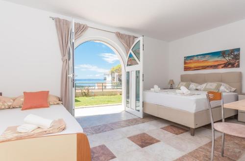 Posteľ alebo postele v izbe v ubytovaní Villa Božica - sea view stone villa with free parking