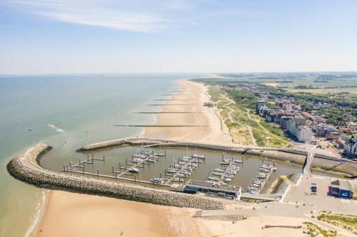 een luchtzicht op een strand met een jachthaven bij Luxurious design appartement, 2 bedroom 4 person in Cadzand