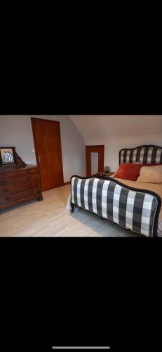 Ένα ή περισσότερα κρεβάτια σε δωμάτιο στο Ti sterennou Maison néo bretonne rénovée proche axe Paris Brest RN12 et tgv