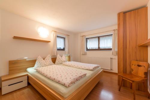 Un pat sau paturi într-o cameră la Ottohof - Feldblick