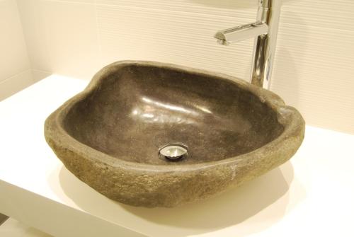 a stone sink sitting on a counter in a bathroom at El Mudayyan in Teruel