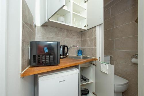 Ett kök eller pentry på Modern Apartments in Bromley, Greater London near Tesco and Sundridge Park Station
