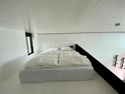 เตียงในห้องที่ High end sea cabins at Å in Lofoten