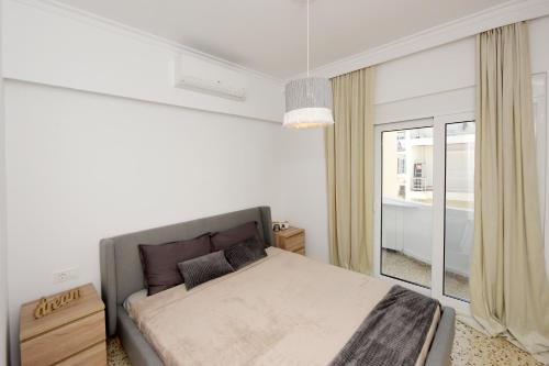 Un pat sau paturi într-o cameră la Naya Ixia Rhodes Apartment