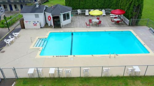 Kolam renang di atau dekat dengan Days Inn & Suites by Wyndham St. Ignace Lakefront