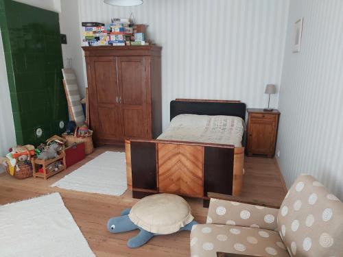 1 dormitorio pequeño con 1 cama y 1 silla en Perepuhkus Apartment, en Pärnu