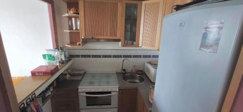 uma pequena cozinha com um lavatório e um frigorífico em Studio 29 M With Terrace And View On The Beach em Antibes