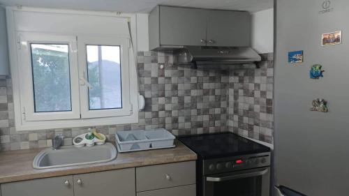 cocina con fregadero, fogones y ventana en VIEW OF CASTLE, en Monemvasia
