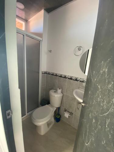 a bathroom with a toilet and a sink at Apartamento vacacional Galeon Doradal in Doradal