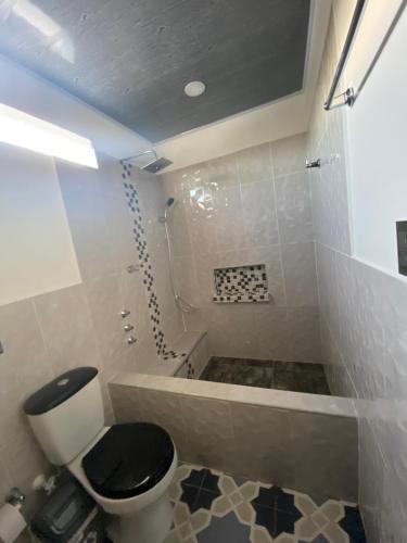 y baño con aseo y bañera. en Apartamento vacacional Galeon Doradal, en Doradal