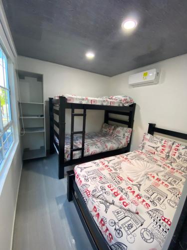 1 dormitorio con 2 literas y ventana en Apartamento vacacional Galeon Doradal, en Doradal