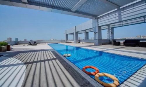 uma piscina com dois aparelhos de natação num edifício em luxury studio with amazing seaview em Ras al-Khaimah