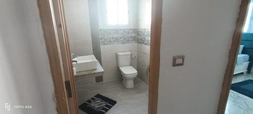 Baño pequeño con aseo y lavamanos en Residence Anas Kelibia, en Kelibia