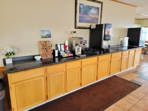 Dapur atau dapur kecil di Days Inn & Suites by Wyndham St. Ignace Lakefront