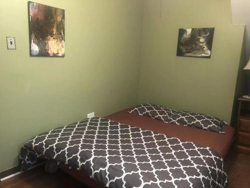 Ein Bett oder Betten in einem Zimmer der Unterkunft Ethan Golden LLC