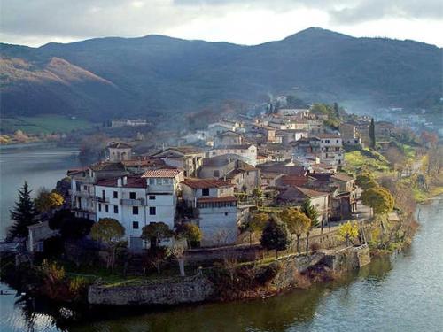 a town on an island in the middle of a river at Casa sul lago Nonna Gio' in Colle di Tora