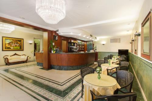 a restaurant with tables and chairs and a bar at Hotel Gambara in Gambara