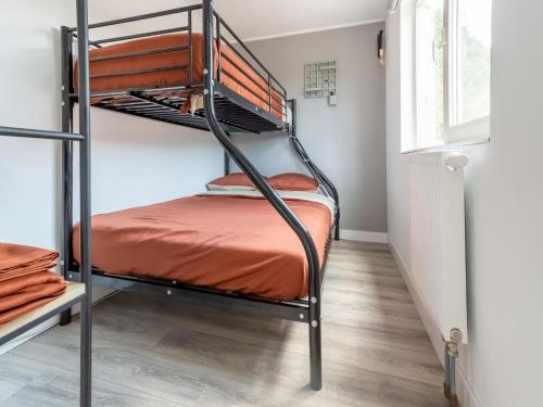 Двох'ярусне ліжко або двоярусні ліжка в номері Idyllic holiday home in Ooltgensplaat on the water