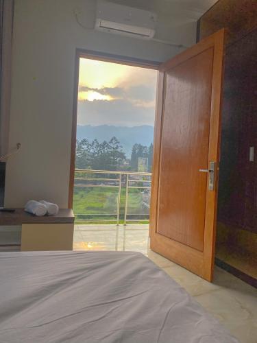 Postel nebo postele na pokoji v ubytování Algara Puncak Hotel