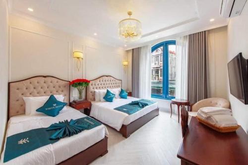 Postel nebo postele na pokoji v ubytování WHITE HOTEL