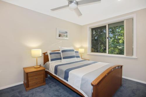 1 dormitorio con cama y ventana en Perfect Family Accommodation Free WiFi, en Hawks Nest