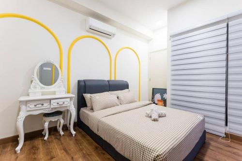 - une chambre avec un lit et une table avec un miroir dans l'établissement Arte Mont Kiara Duplex 4 pax Jacuzzi, à Kuala Lumpur