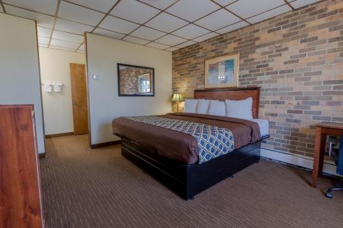 Una cama o camas en una habitación de Thunderbird Lodge
