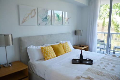 Postel nebo postele na pokoji v ubytování Lovely 1 Bedroom condo 1 Bath w patio & kitchen