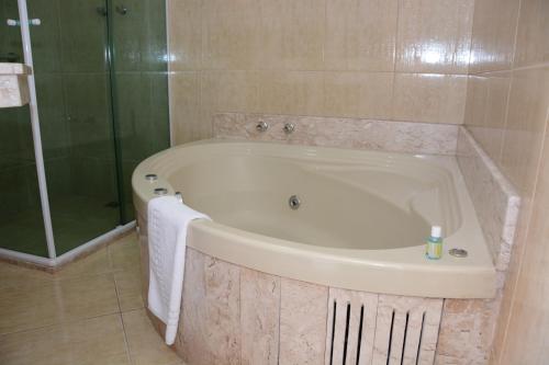 Ett badrum på Hotel do Papai Noel