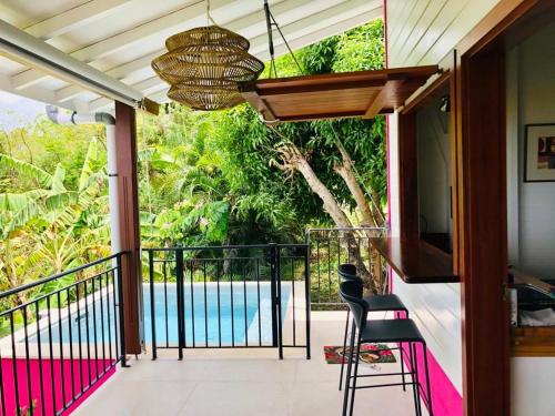 balcone con vista sulla piscina di Magnifique Villa Bauhinia, Piscine vue mer a Sainte-Luce